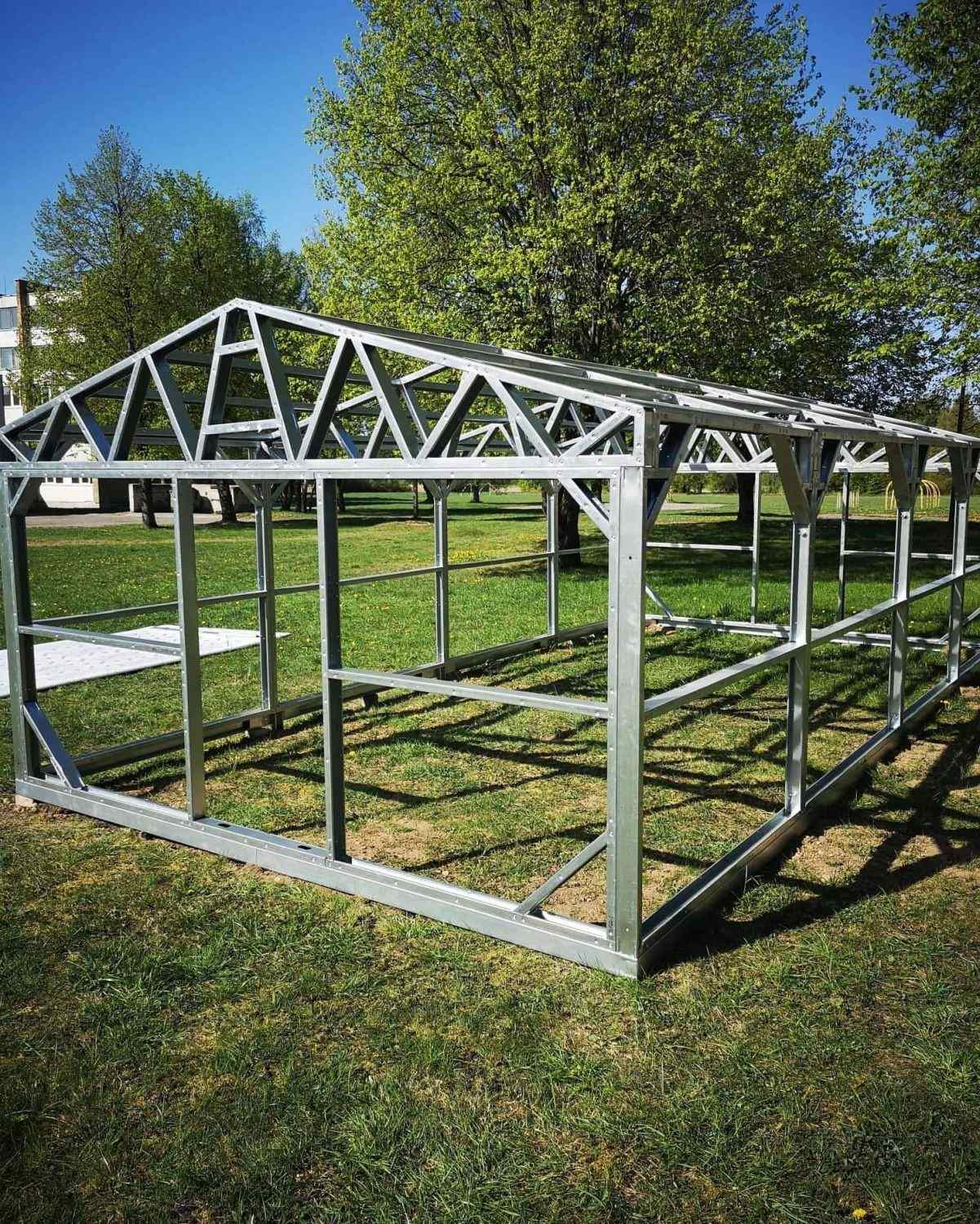 Sturdy frame of the Greenhouse Makan highlighting its strength