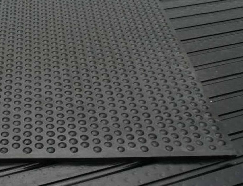 Black rubber mat for livestock building